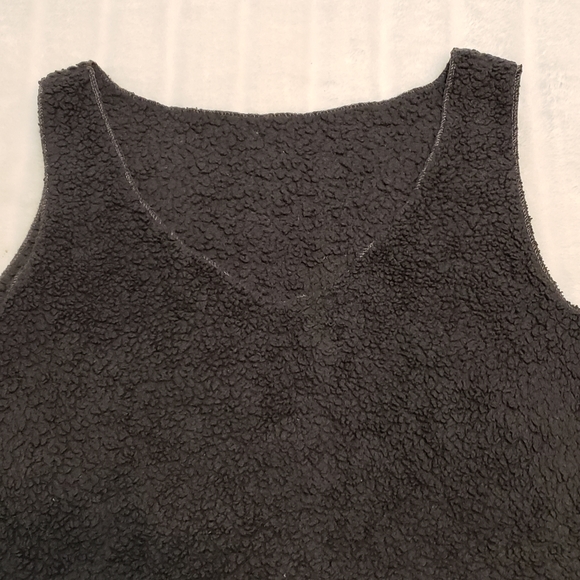 $5 in a Bundle 🦋 Charcoal Gray Cropped V-Neck Teddy Tank - Picture 2 of 10